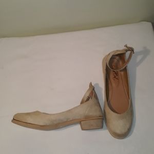 Women cream flat shoes